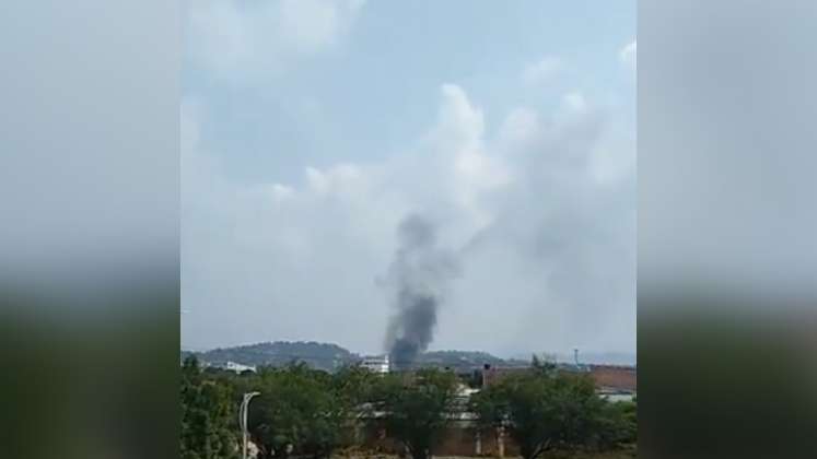 omberos atienden emergencia por incendio en el barrio 7 de Agosto