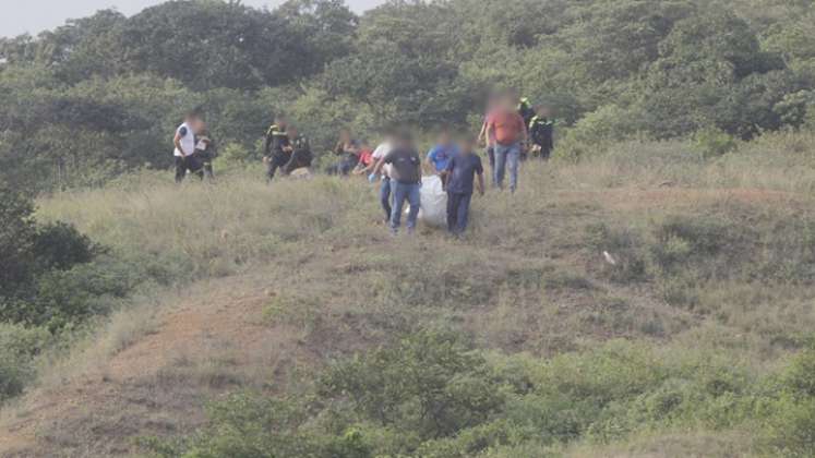 El hombre asesinado recibió cuatro disparos. Tenía un tatuaje con dos pies y el nombre Víctor. 