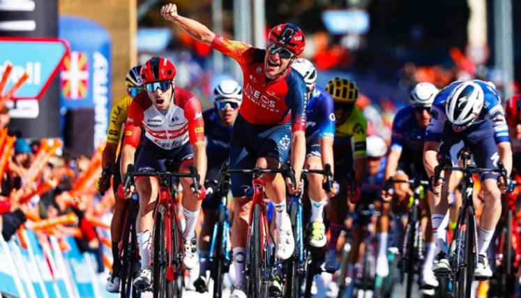 El británico Ethan Hayter (Ineos) ganó la primera etapa.