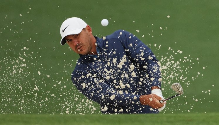 El golfista Brooks Koepka, a pesar de las lluvias sigue al frente del Abierto de Augusta.