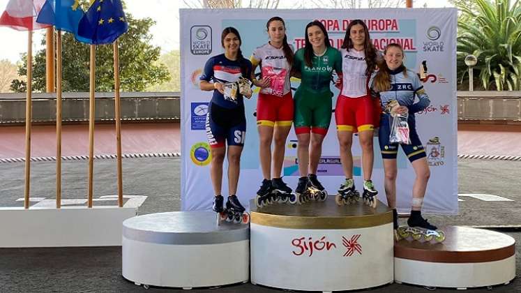 La patinadora Angie Castro (primera a la izquierda), obtuvo la medalla de bronce.