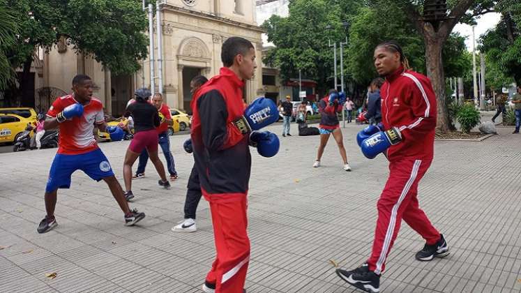  Los boxeadores dieron una exhibición de entrenamiento en el parque Santander.