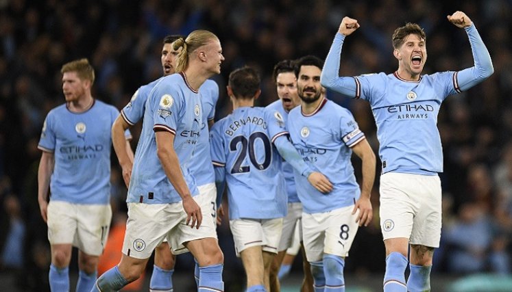 El Manchester City le pisa los talones al Arsenal, tras golearlo 4-1.