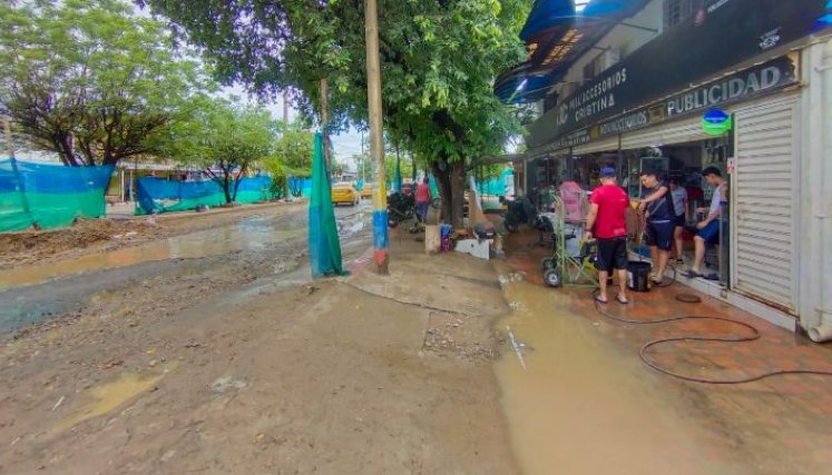 Comerciantes de Las Américas reportaron inundaciones.