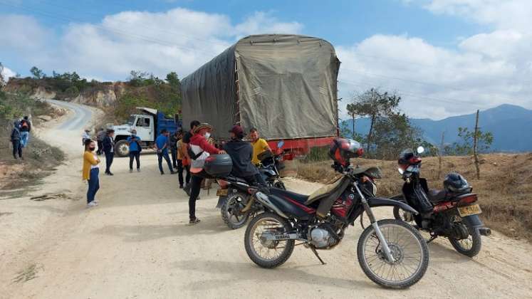 Campesinos bloquean la carretera que conduce hacia el relleno sanitario regional de la Madera del municipio de Ocaña. 