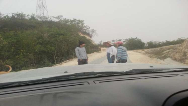 Campesinos bloquean la carretera que conduce hacia el relleno sanitario regional de la Madera del municipio de Ocaña. 