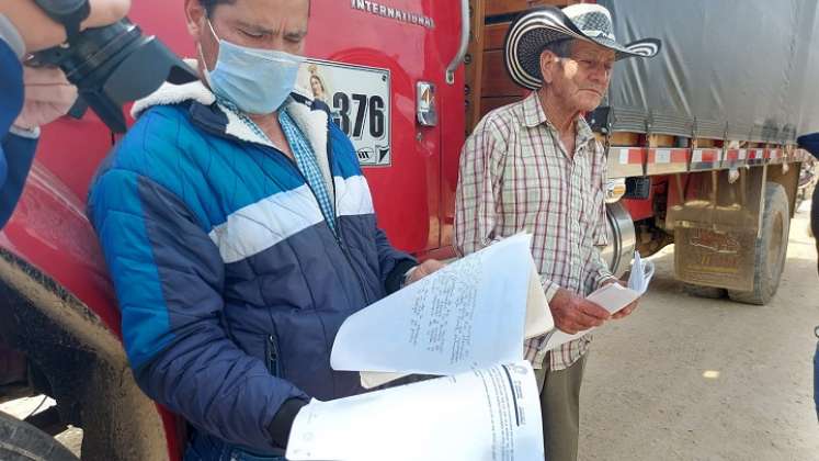 Campesinos bloquean la carretera que conduce hacia el relleno sanitario regional de la Madera del municipio de Ocaña. 