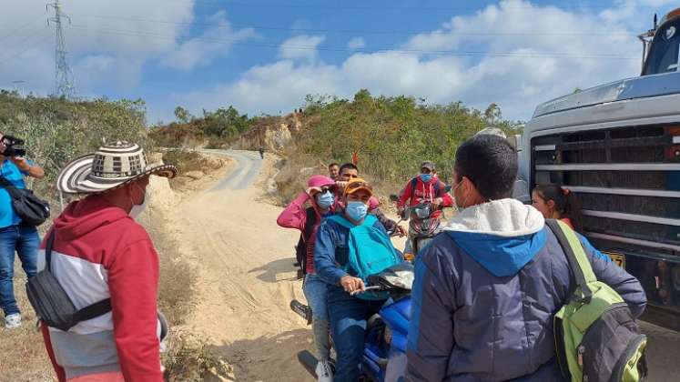 Campesinos bloquean la carretera que conduce hacia el relleno sanitario regional de la Madera del municipio de Ocaña. 