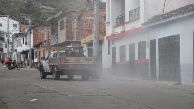 Están fumigando las comunas con mayor incidencia de casos./ Foto: Cortesía / La Opinión