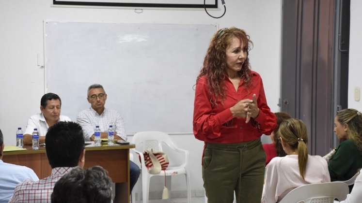 La secretaria de Educación departamental, Ludy Páez, escucha inquietudes de los rectores/ Foto: Cortesía.