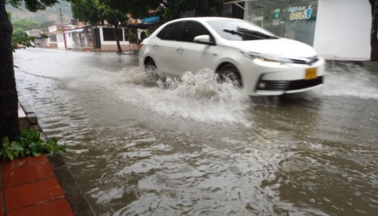 En la calle 7 de Prados del Este la más leve llovizna convierte la vía en un arroyo, lo que impide a los vecinos salir de sus casas. /Foto: Orlando Carvajal/La Opinión