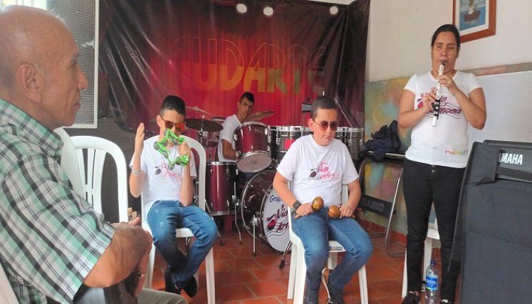 Los estudiantes integran el grupo musical ‘Vida y Armonía’, que ya tiene 25 años. / La Opinión Pedro Villamizar, músico