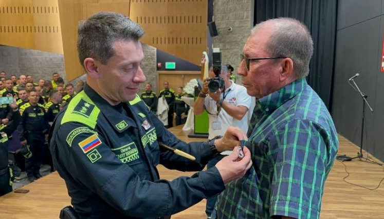 Este hombre,  de la noche a la mañana, se convirtió en un famoso ‘guerrero de la carretera’./ Foto: Cortesía / La Opinión.