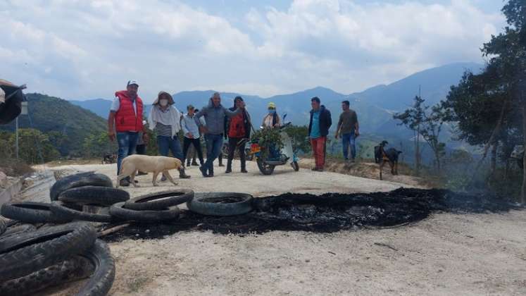 Nuevamente se presentan bloqueos en la vía de acceso del relleno sanitario de la vereda La Madera, debido al incumplimiento del Plan de manejo ambiental.