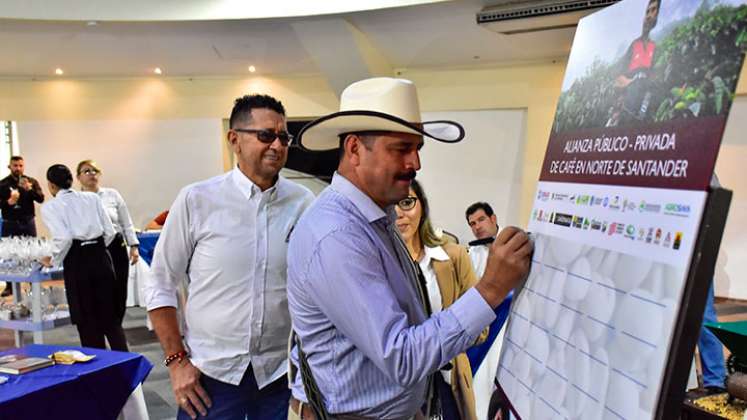 Juan Valdez también se sumó a la firma del documento, en el acto desarrollado ayer en Cúcuta. Foto Cortesía-Juan Pablo Bayona