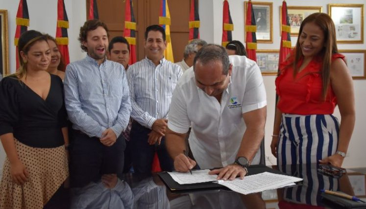 Gregorio Angarita Lamk, director general de Corponor, firma aquí el Plan Parcial del proyecto de Universidad del Catatumbo./Foto Cortesía/La Opinión