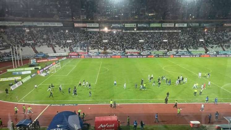 Hinchas del Once Caldas invadieron la cancha del estadio Palogrande de Manizales