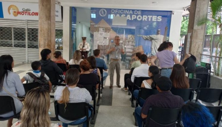 Alfonso Tarazona, jefe de la Oficina de Pasdaportes, explica el plan para el trámite del documento/Foto Orlando Carvajal/La Opinión