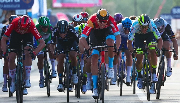 El ciclista italiano Jonathan Milan (Bahrain), protagonista de la segunda etapa. 