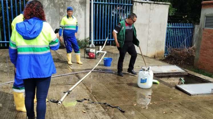 Piden a la comunidad que se abstenga de consumir y utilizar el agua hasta que se realice una correcta limpieza de los tanques./ Fotos: Cortesía / La Opinión 