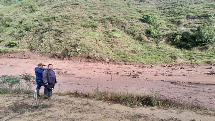 El tráfico vehicular está suspendido en la carretera Ocaña-Cúcuta, sector El Tarrita./ Cortesía.