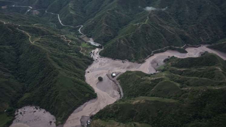 El tráfico vehicular está suspendido en la carretera Ocaña-Cúcuta, sector El Tarrita./ Cortesía.