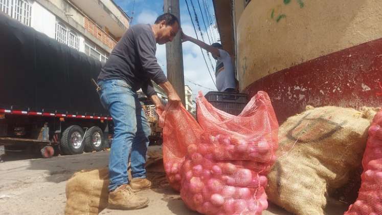 Los minoristas esperan una conciliación con la administración municipal para evitar el desalojo de los andenes, mientras buscan un local./Foto Javier Sarabia.