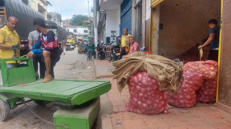 Los minoristas esperan una conciliación con la administración municipal para evitar el desalojo de los andenes, mientras buscan un local./Foto Javier Sarabia.