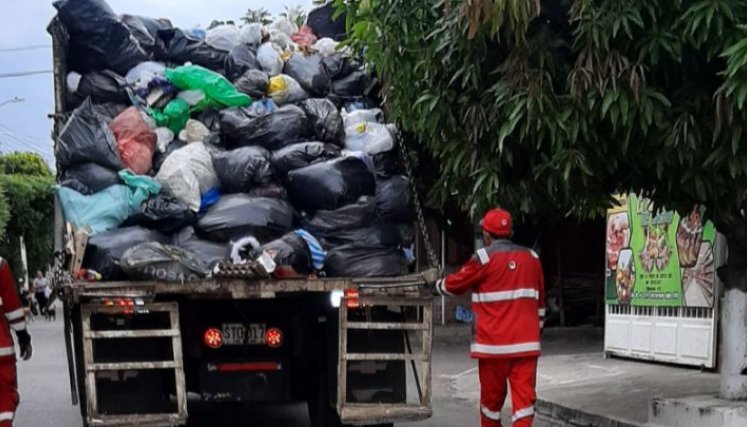 Los vehículos refuerzan la operación de recolección.