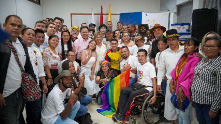 Acompañado por representantes de diferentes sectores, el aspirante llegó a la Registraduría para entregar los apoyos recolectados. / Foto cortesía