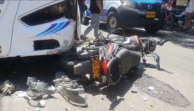 Un hombre que se movilizaba en una motocicleta negra, de marca Auteco, de placa MSQ07G, de color negro, murió ayer en el Hospital Universitario Erasmo Meoz, a donde fue trasladado tras chocar contra una buseta, en la calle 7A con avenida 7, del barrio San Luis.