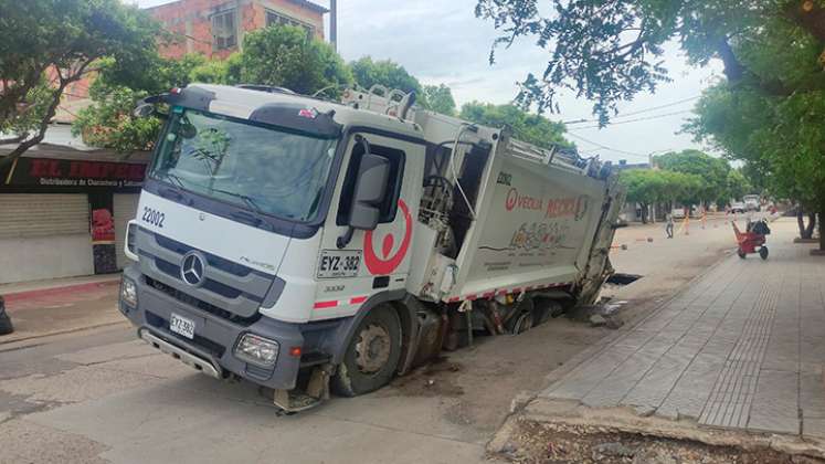 Por lluvias, se hundió vía en el barrio Claret