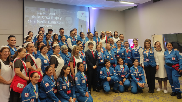 Miembros de la Cruz Roja en la celebración