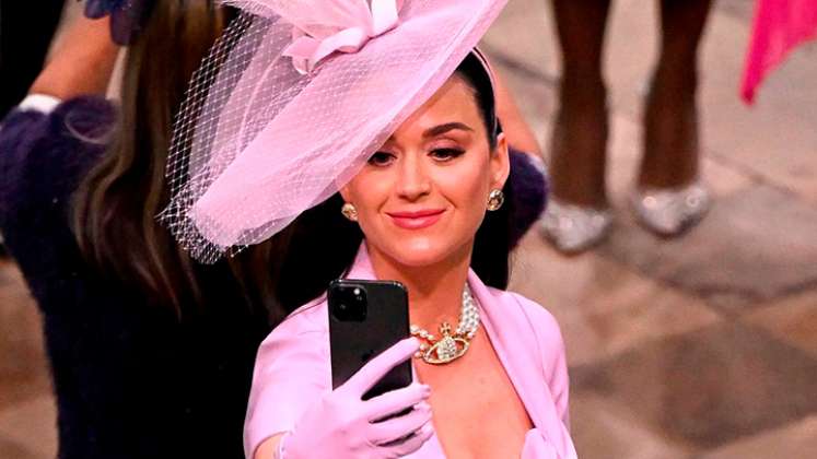 Cantante Katy Perry andaba perdida en la coronación de Carlos III 