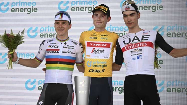 El danés Mattias Skjelmose (de amarillo) acompañado en el podio por de Juan Ayuso (izquierda) y Remco Evenepoel.