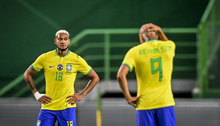 Joelinton y Richarlison no pueden creer que Senegal los haya derrotado en partido que fue de toma y dame. 