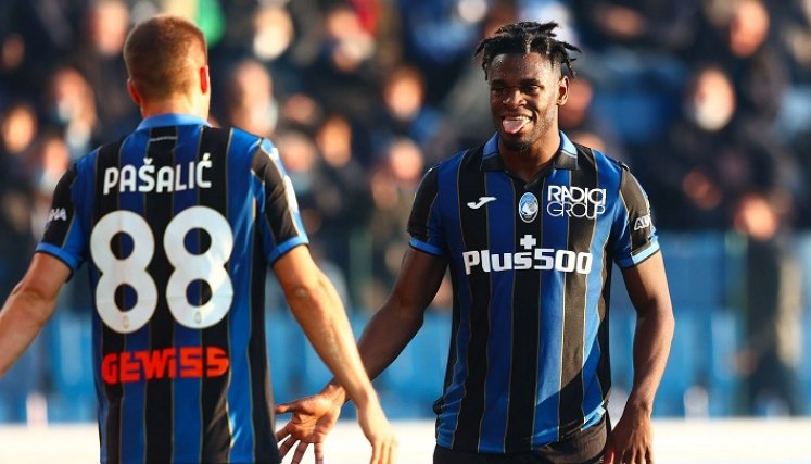 Maria Pasalic, compañero de Duván Zapata en el Atalanta, porta el dorsal 88 en su uniforme.