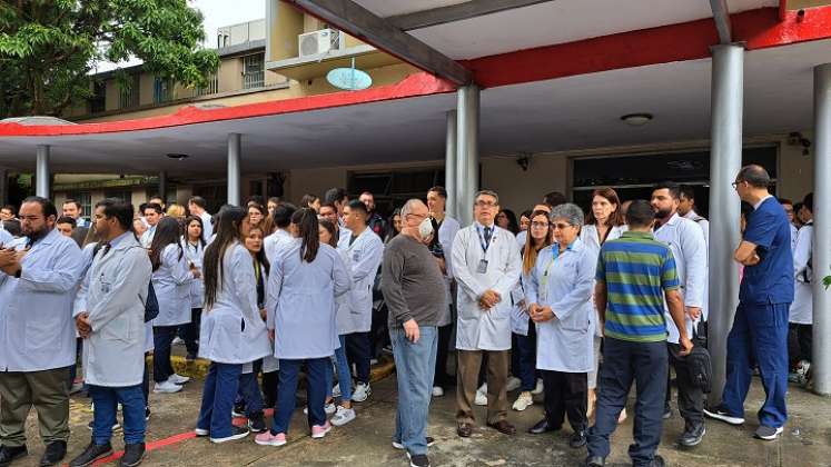 Estudiantes de medicina del Táchira exigen derecho al uso del auditorio del Hospital Central de San Cristóbal. / Foto: Anggy Polanco / La Opinión