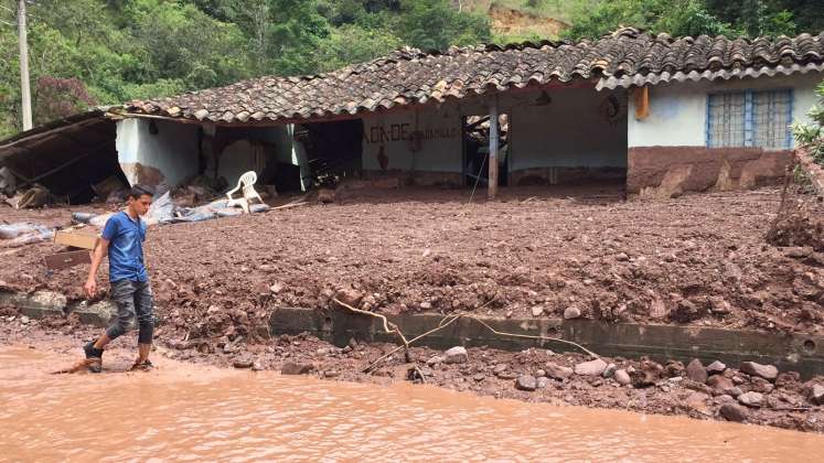 El barro abarcó varios metros de altura en el sector del El Tarrita, en Ábrego./Foto cortesía