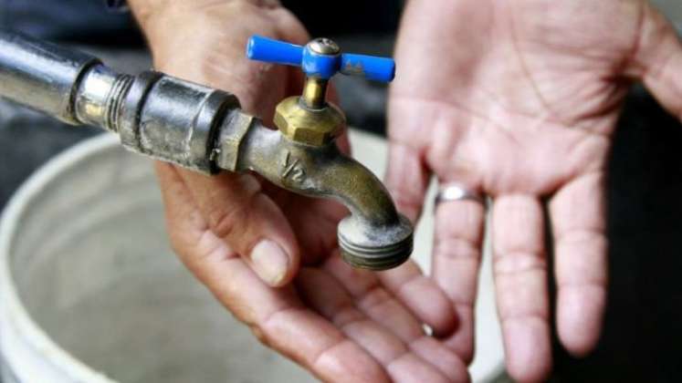 Rosarienses exigen que el servicio de agua llegue con más frecuencia. / Fotos: Archivo 