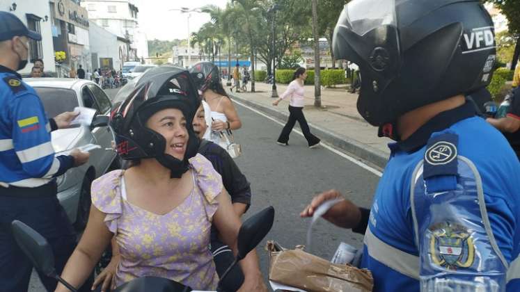 Para ejercer control sale el grupo de alférez a las calles de la ciudad.   