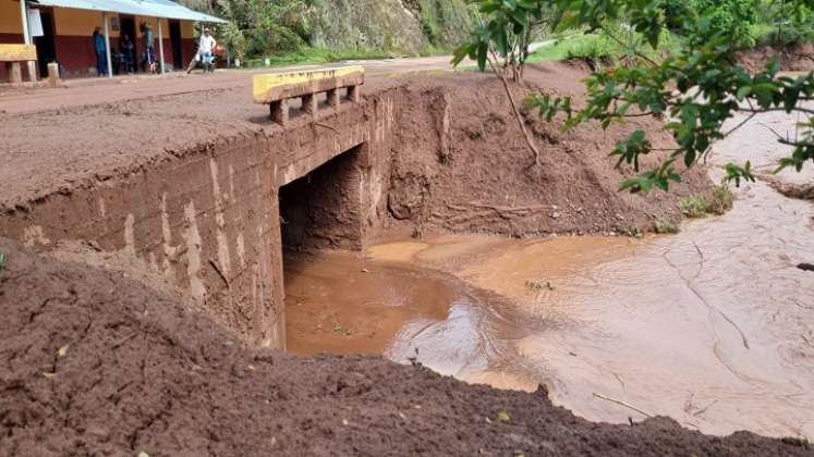 El gremio transportador expresó su preocupación por la disminución en la demanda de pasajes. En la foto, un tramo de puente colapsado./Fotos Cortesía.