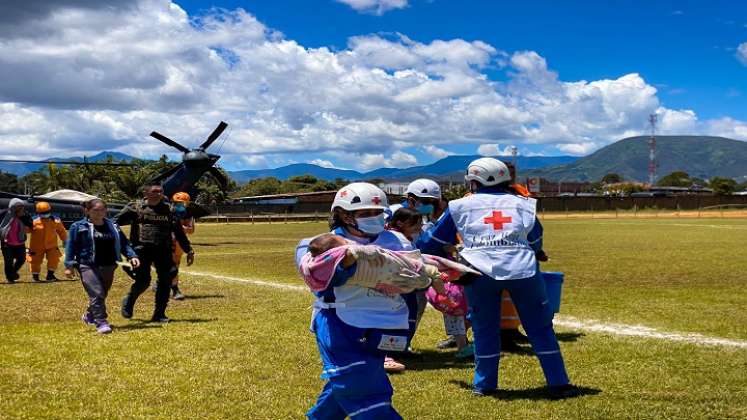 Con apoyo helicoportado de la Fuerza Aérea evacuaron a las personas de la zona de emergencia./ Foto:Cortesía