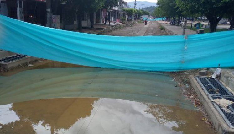 Esta piscina sirve de criadero de plagas en la avenida Kennedy./La Opinión