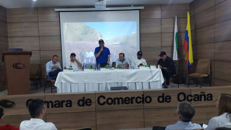 Maquinaria de Invías trabaja día y noche para evacuar todo el lodo. /Foto: Cortesía