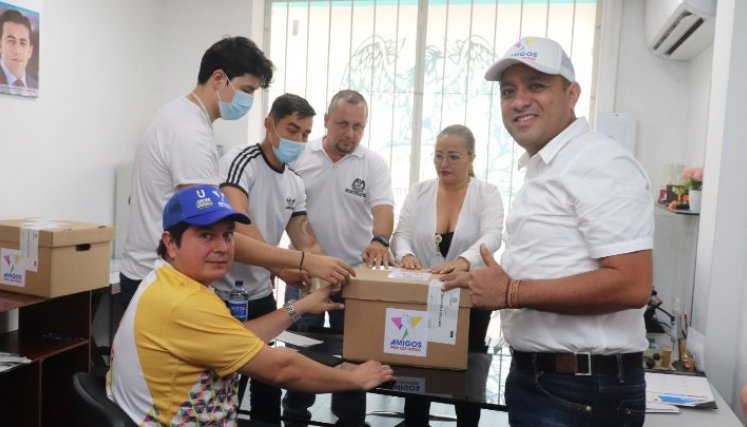 La semana pasada, el precandidato a la Alcaldía de Los Patios Javier Urbina entregó un poco más de 21.000 firmas para avalar su nueva aspiración al primer cargo del municipio metropolitano. / Foto cortesía Carlos Ríos para La Opinión