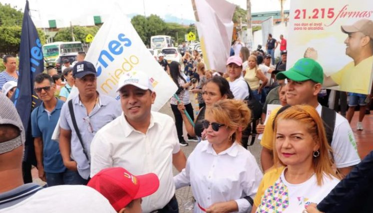 La semana pasada, el precandidato a la Alcaldía de Los Patios Javier Urbina entregó un poco más de 21.000 firmas para avalar su nueva aspiración al primer cargo del municipio metropolitano. / Foto cortesía Carlos Ríos para La Opinión