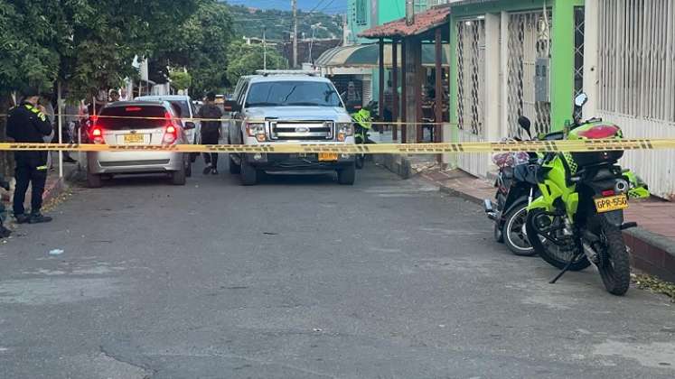 Se conoció que el pistolero, que también se movilizaba en una moto Bajaj Discover, de placa EUD 52C, color rojo con negro, interceptó a Elkin Deossa, disparándole en la cadera. 