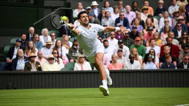 El serbio Novak Djokovic comenzó con pie derecho su presencia en el Abierto de Wimbledon 2023.