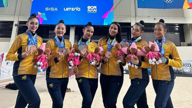 La cucuteña Adriana Lucía Mantilla (segunda de izquierda a derecha), sigue destacándose en el campo internacional en la gimnasia rítmica.